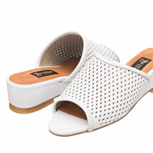 Costo shoesTerlik Sandalet ve Babet Modellerimiz41-42-43-44 Numaralarda N1397 Beyaz Kuzu Derisi Astarsız Hafif Dolgu Taban Büyük Numara Kadın Terlik