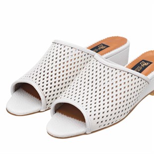 Costo shoesTerlik Sandalet ve Babet Modellerimiz41-42-43-44 Numaralarda N1397 Beyaz Kuzu Derisi Astarsız Hafif Dolgu Taban Büyük Numara Kadın Terlik